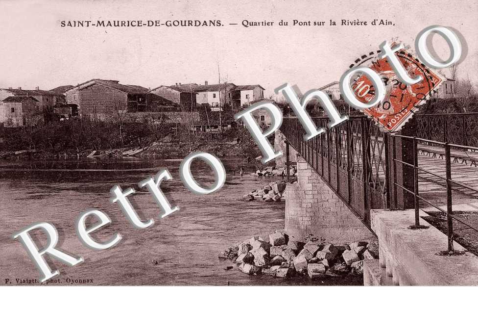 Quartier du pont sur la riviere d'Ain