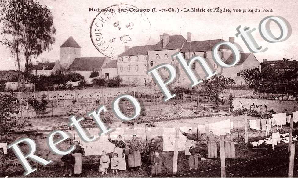 la mairie et l'eglise, vue prise du pont