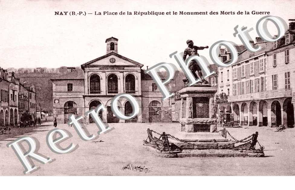 la place de la Republique et le monument des morts de la guerre