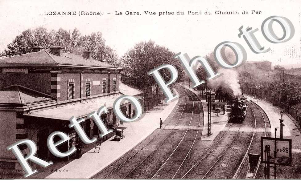 La gare  -  vue prise du pont du chemin de fer