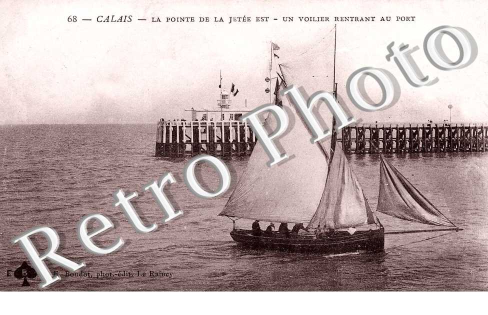 la pointe de la jetee Est, un voilier rentrant au port