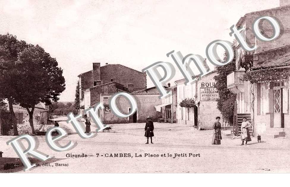 La place et le petit port