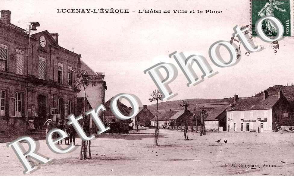 L'hotel de ville et la place