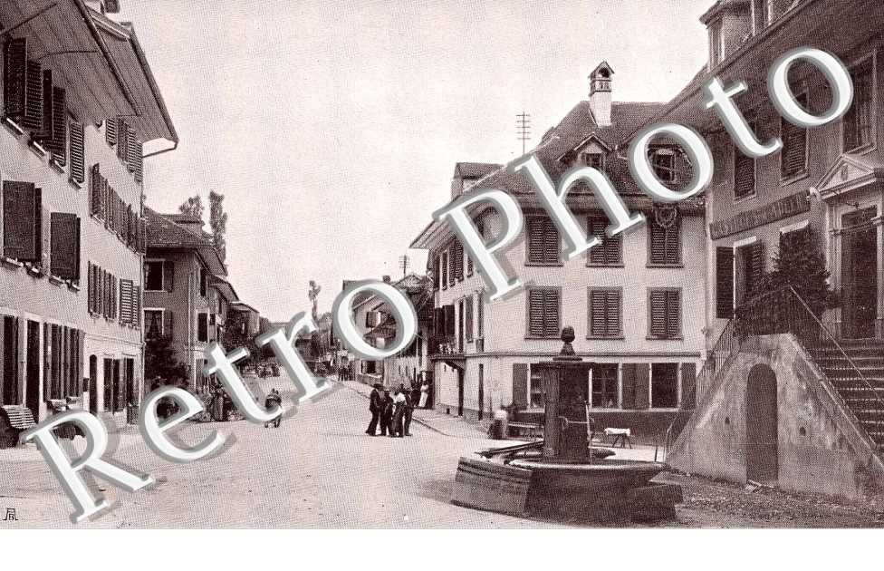 Une fontaine dans la rue.