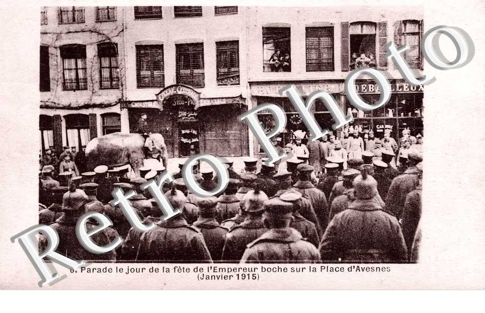 Parade le jour de la fete de l'Empereur boche sur la place d'Avesnes (janvier 1915)