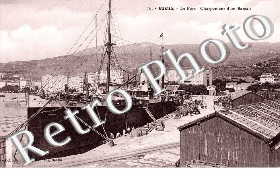 le port - chargement d'un bateau