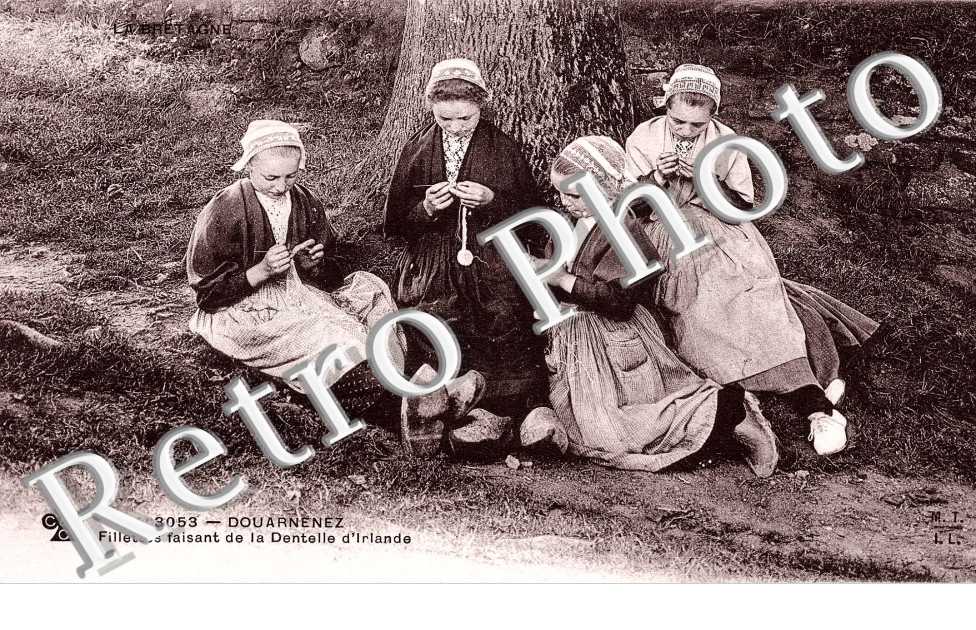 Fillettes faisant de la Dentelle d'Irlande