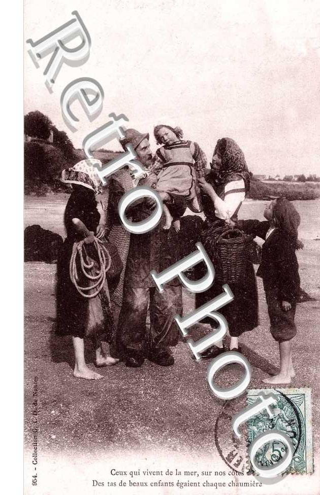Ceux qui vivent de la mer sur nos cotes. Des tas de beaux enfants egaient chaque chaumiere