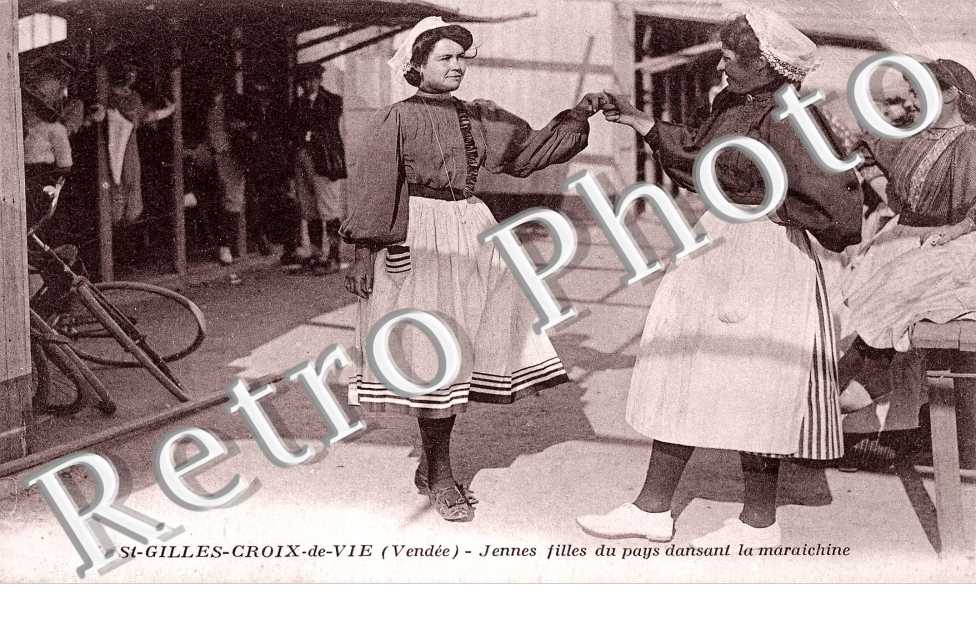 jeunes filles du pays dansant la maraichine