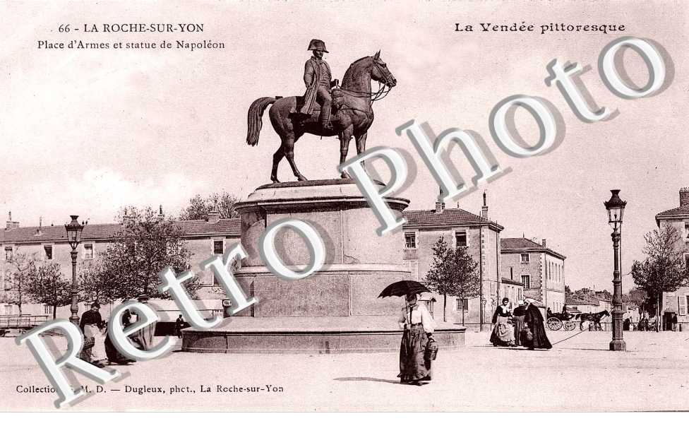 PLACE D'ARMES ET STATUE DE NAPOLEON