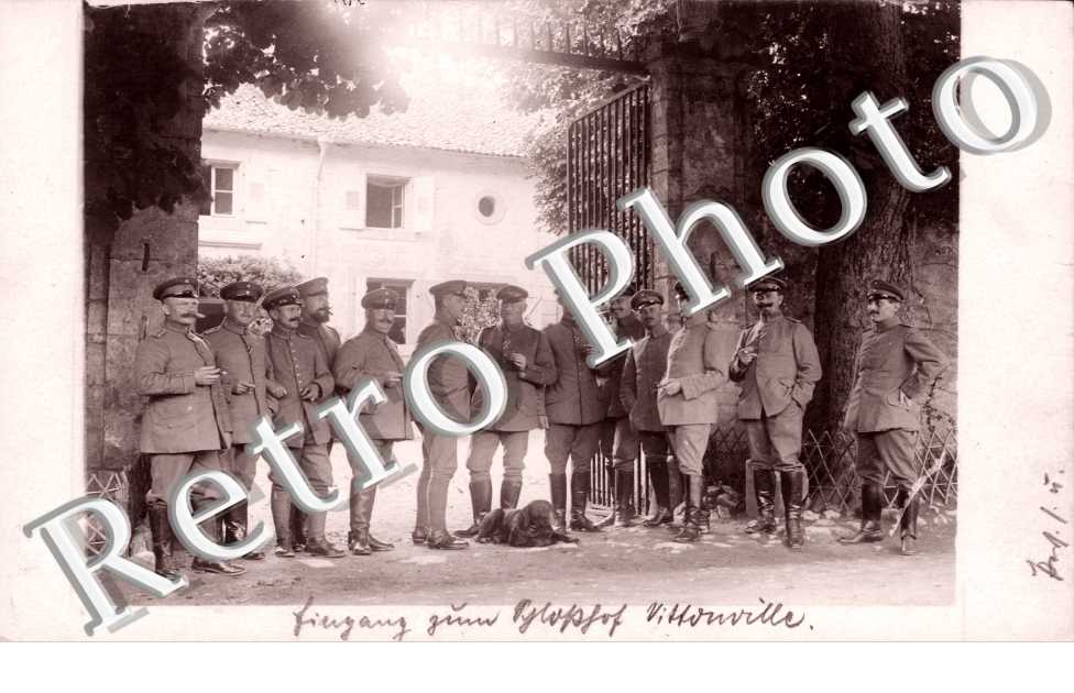 (GROUPE DE MILITAIRES ALLEMANDS DEVANT UN PORTAIL)