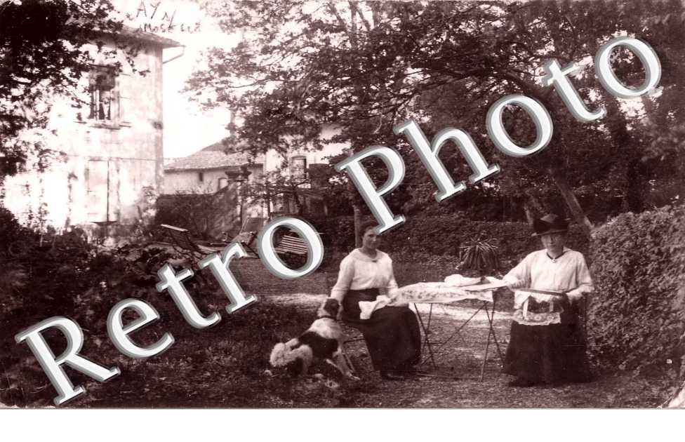 Deux dames dans le parc d'une maison particuliere