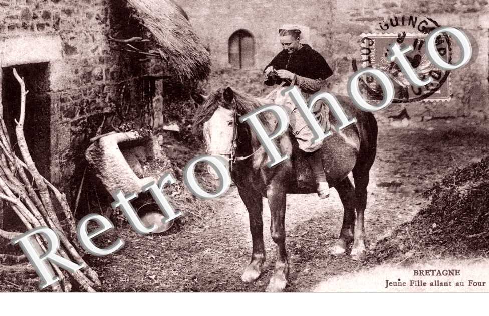Jeune Fille Allant au Four
