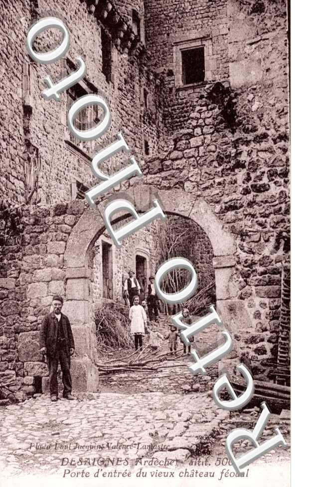 Porte d'Entree du Vieux Chateau feodal