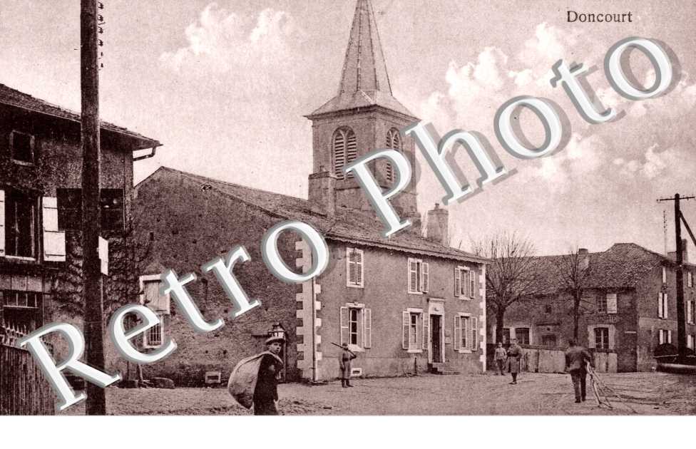 une rue et l'eglise