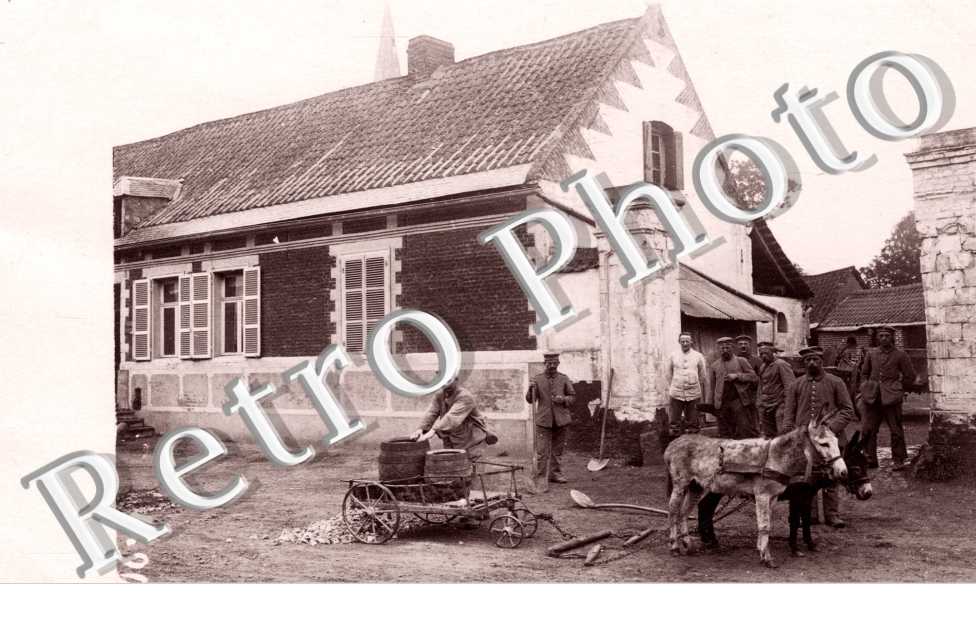  attelage avec une mule devant une maison