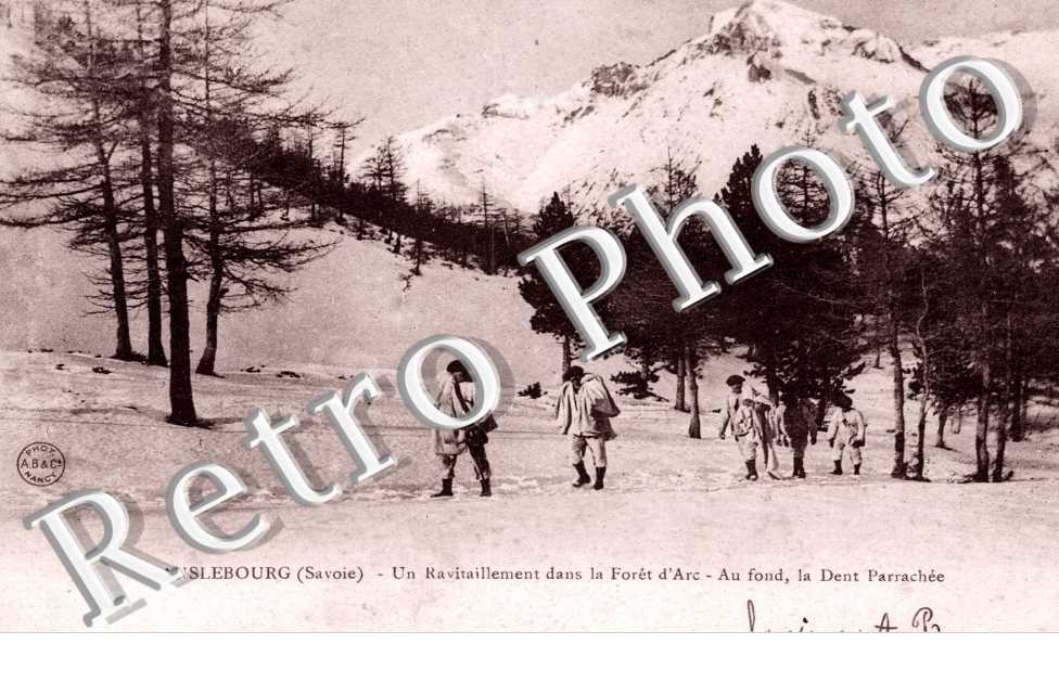un ravitaillement dan la foret d'Arc Au fond, la dent Parrachee