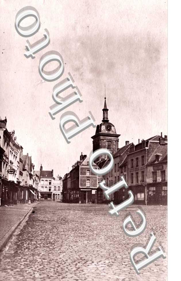 une place et l'église