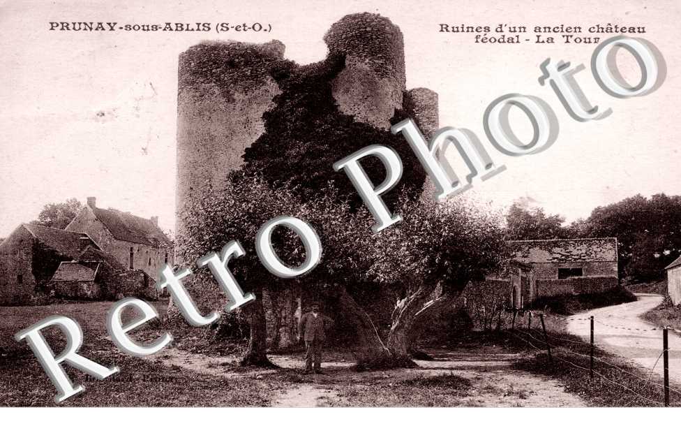 PRUNAY-SOUS-ABLIS Ruines d'un ancien chateau feodal  La tour