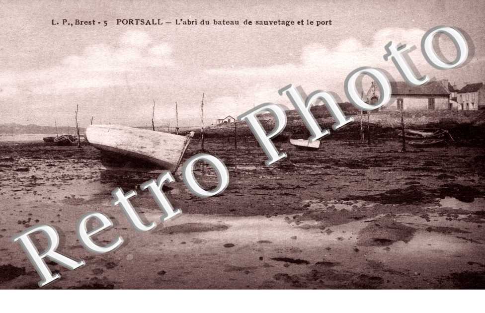 Portsall  L'abri du bateau de sauvetage et le port