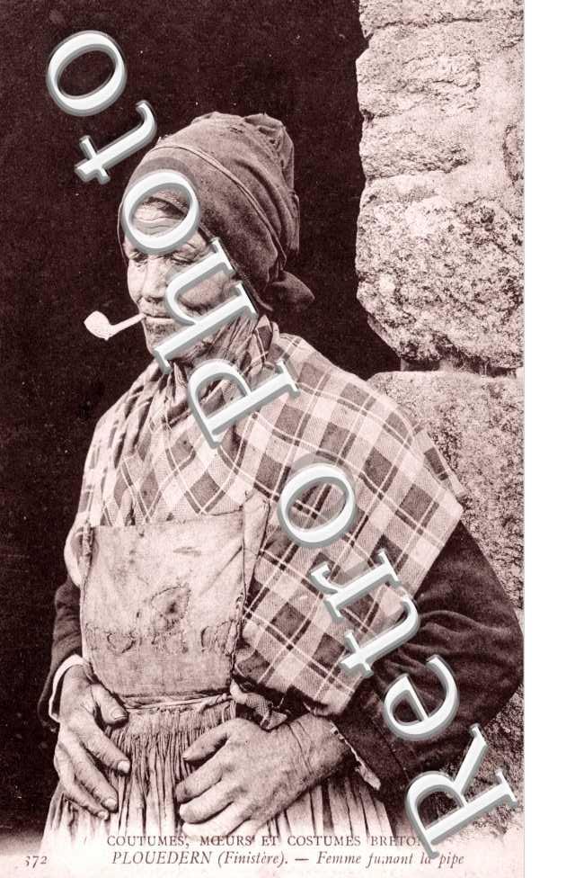 Femme fumant la pipe