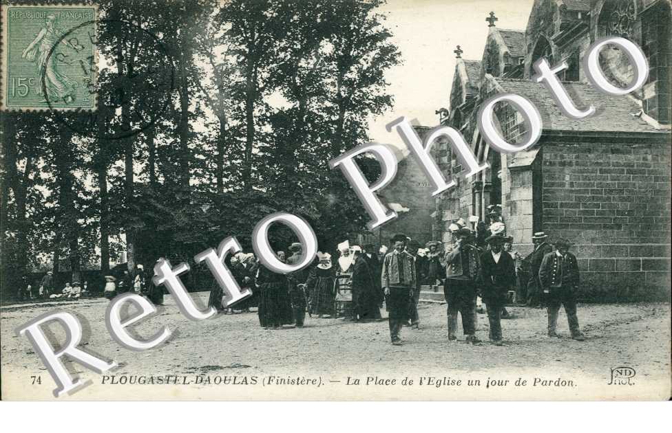 la place de l'eglise un jour de pardon