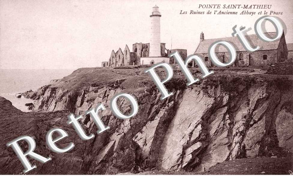 Pointe Saint Mathieu. les Ruines de l'ancienne Abbaye et le Phare