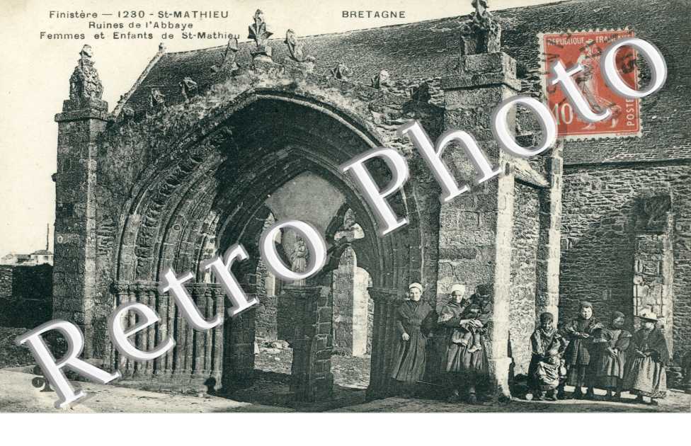 Ruines de l'Abbaye - Femmes et Enfants de Saint Mathieu