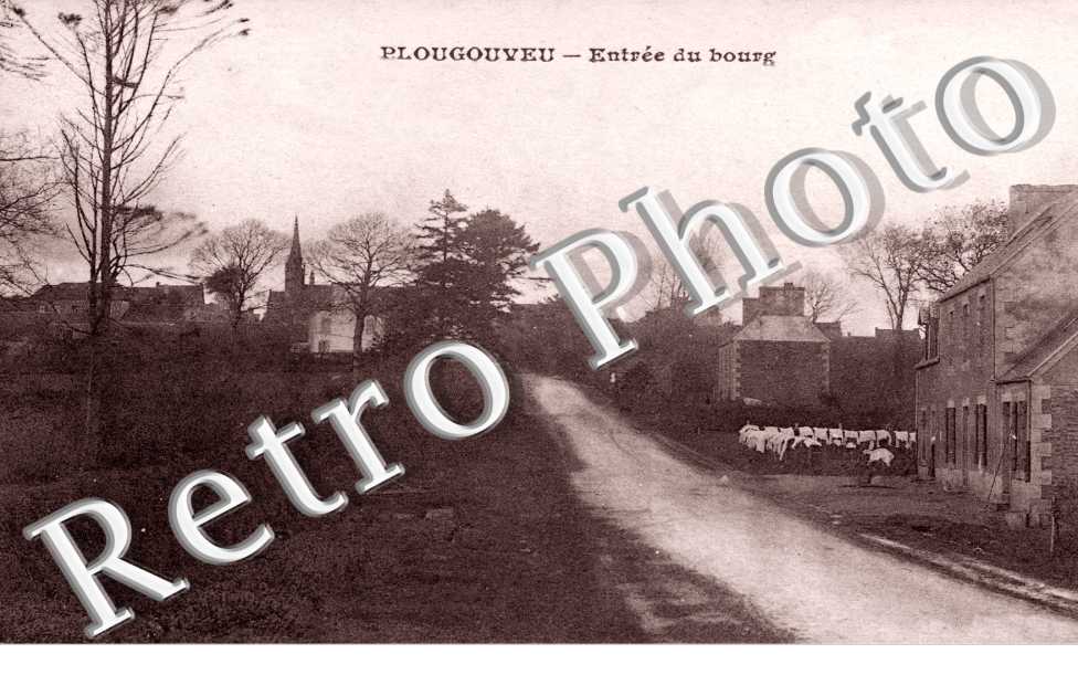 Plougouveu - entree du bourg