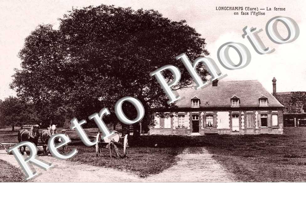 La ferme et en face l'eglise
