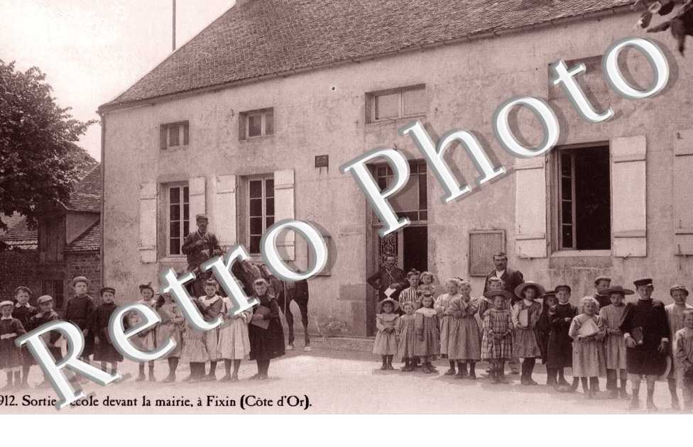 Sortie d'ecole devant la mairie 