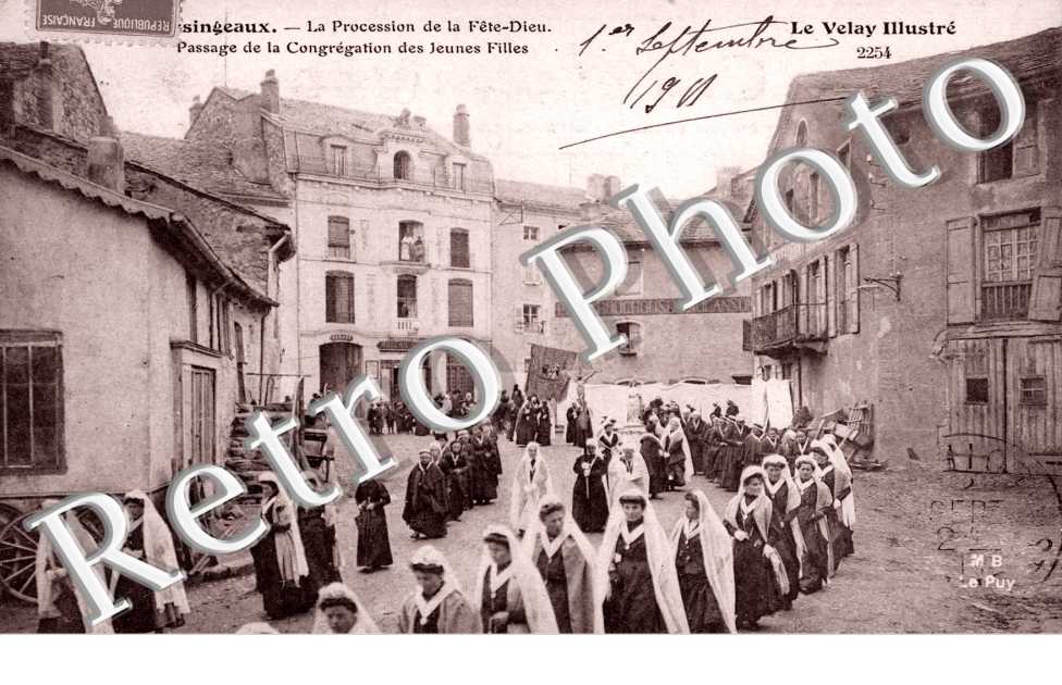 La Procession de la Fête-Dieu - Passage de la Congrégation des Jeunes Filles