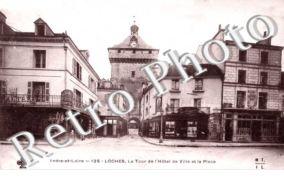 La Tour de l'Hotel de ville et la place