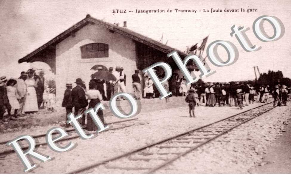 ation du TRAMWAY La foule devant la gare