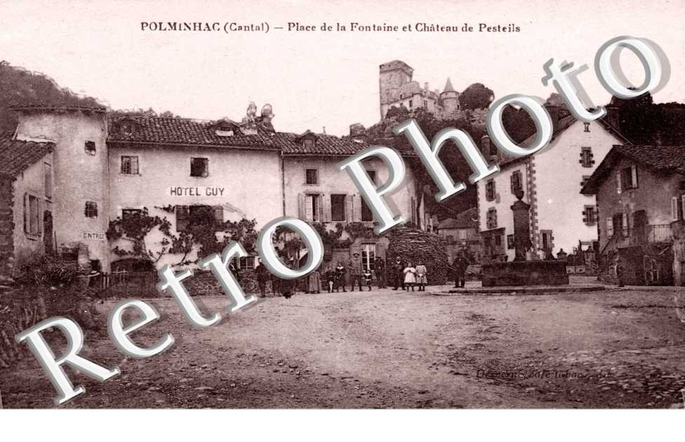 Place de la fontaine et chateau de Pesteils