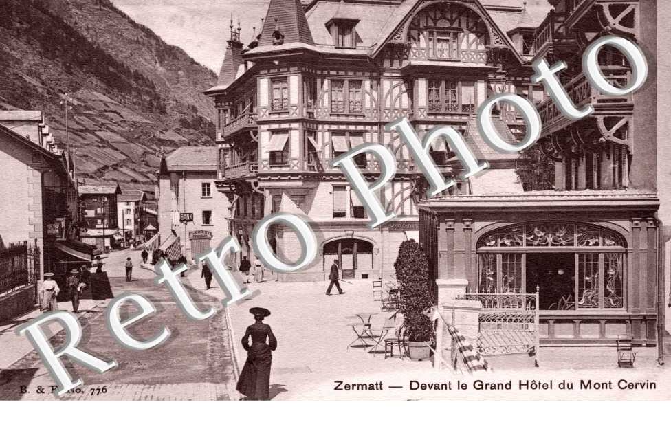Devant le garnd hotel du Mont Cervin