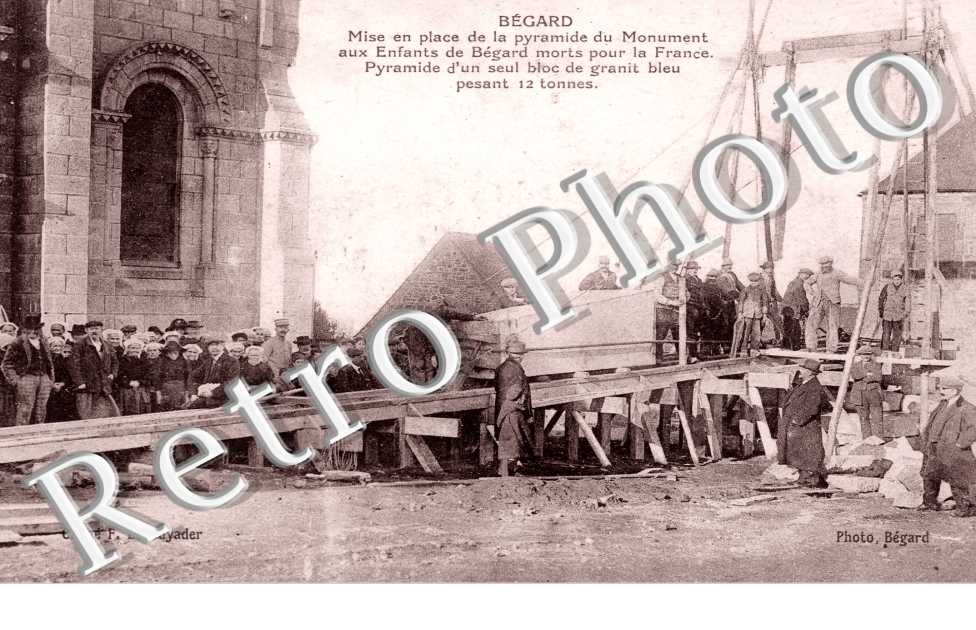 Mise en place de la pyramide du Monument aux enfants de Begard morts pour la France. Pyramide pesant 12 tonnes
