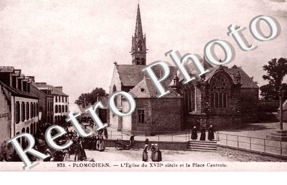 l'eglise du XVIIe siecle et la place centrale
