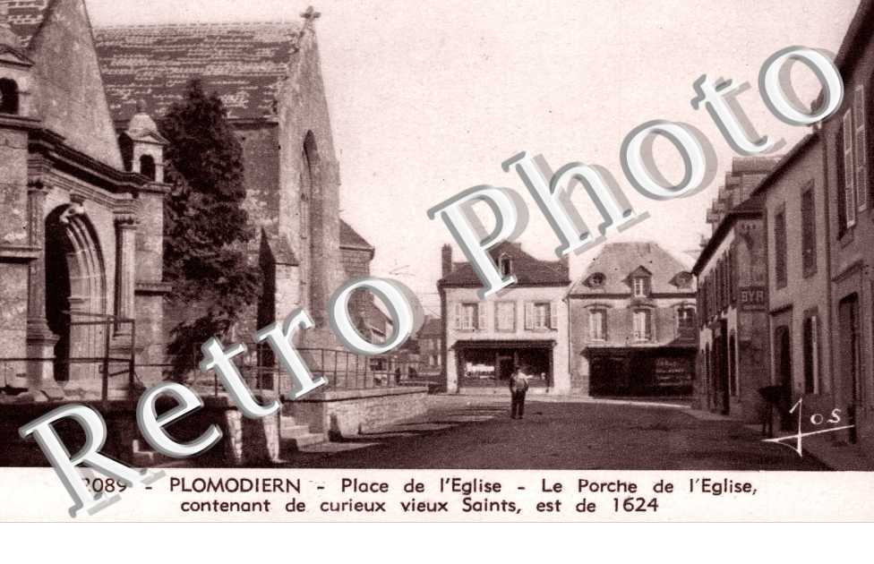 place de l'eglise, le porche de l'eglise contenant de curieux vieux saints, est de 1624