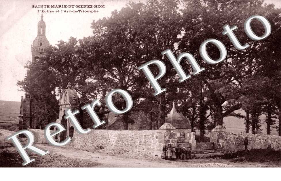 l'Eglise et l'Arc de Triomphe, Sainte-Marie-du-Menez-Hom