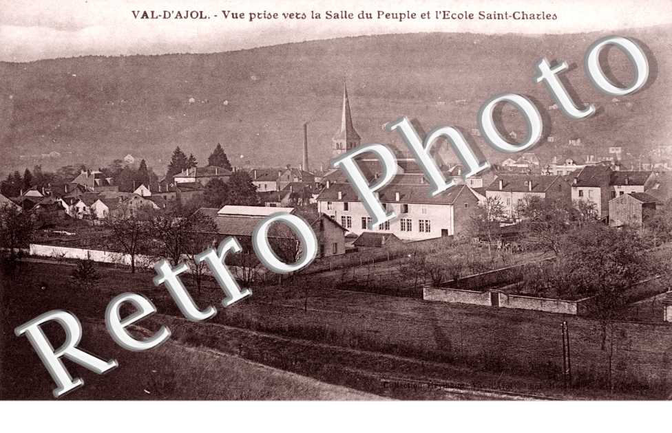 vue prise vers la salle du peuple et l'ecole saint jacques