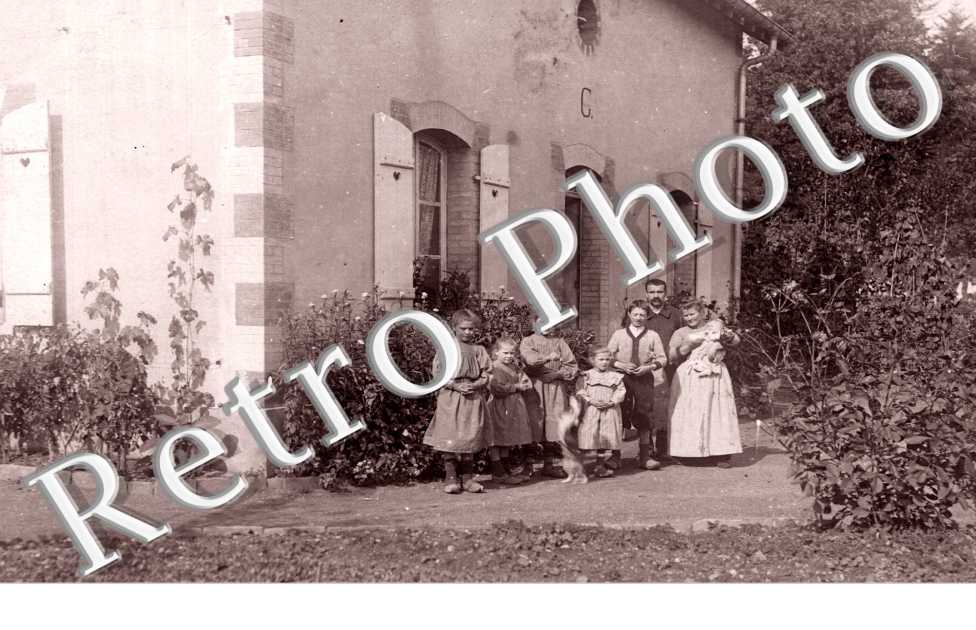 La Famille Pintal devant leur maison