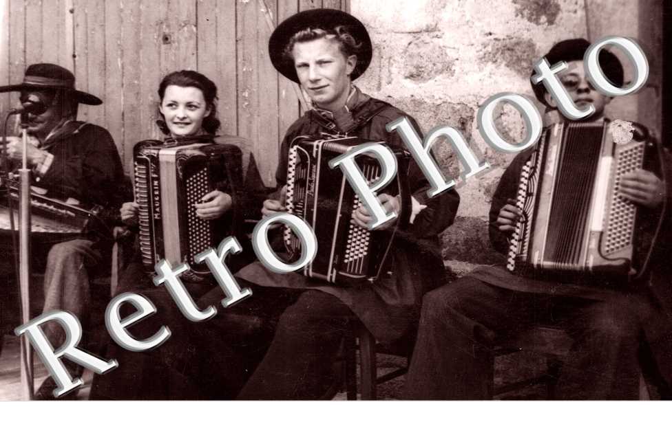 Des musiciens en train de jouer de l'accordeon ( Photo du studio Chanteloup a Ambert )