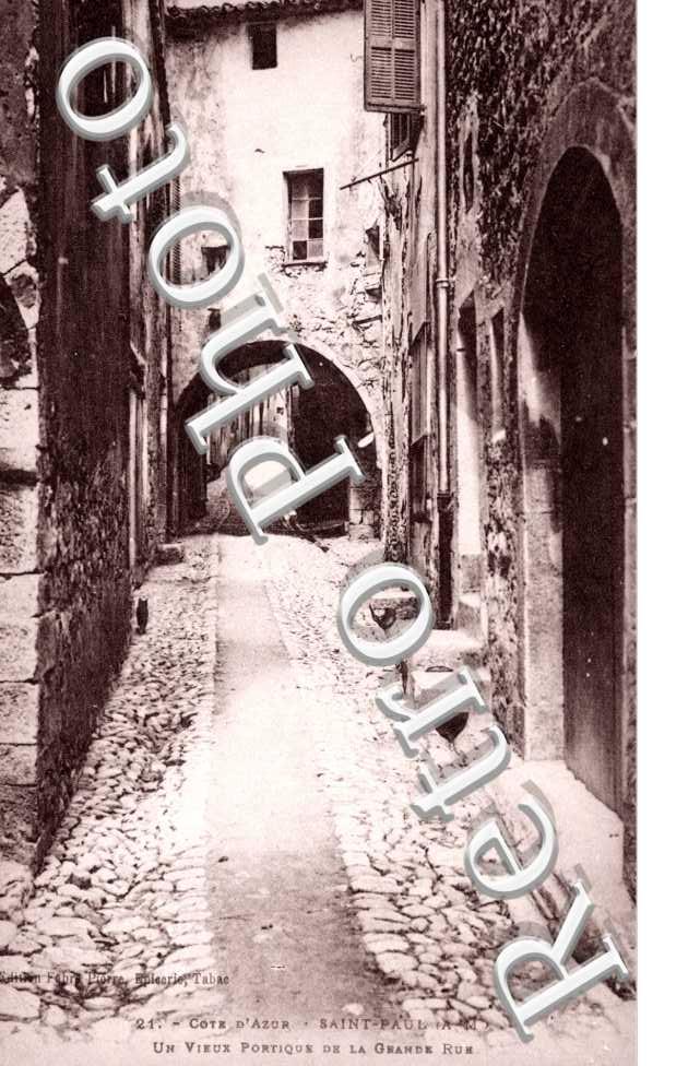 Un vieux portique de la grande rue