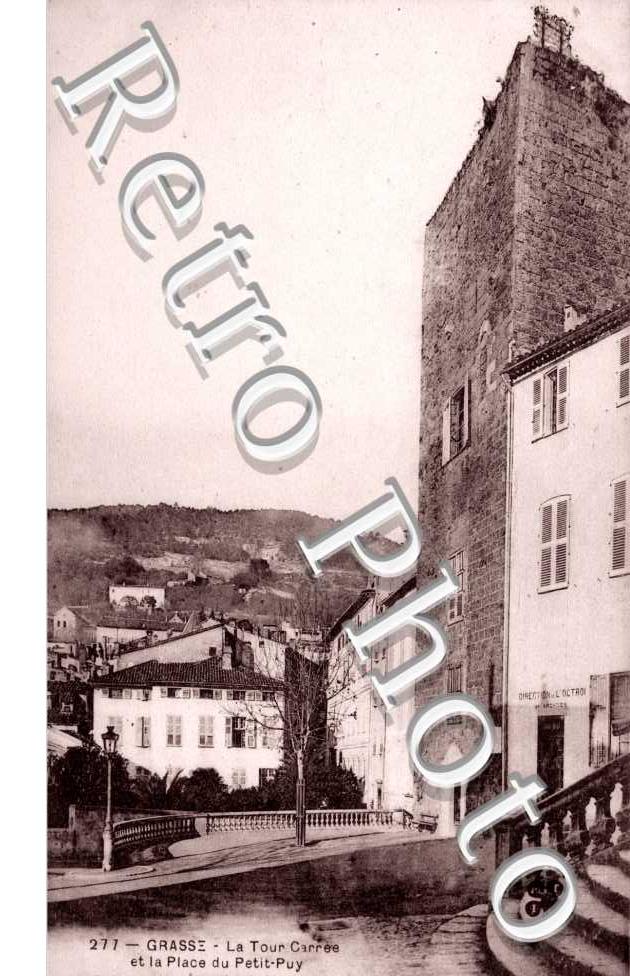 La tour Carre et la place du petit puits