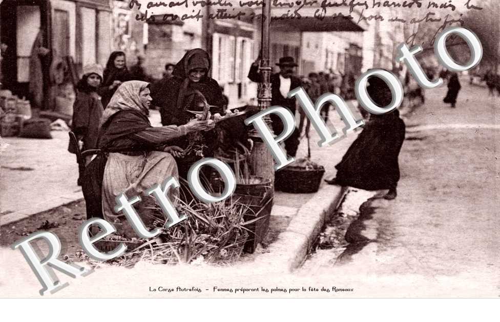 Femmes preparant les palmes pour la fete des Rameaux