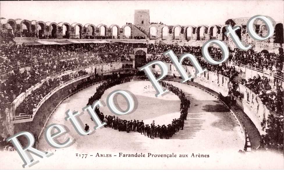 Farandole Provencale aux Arenes