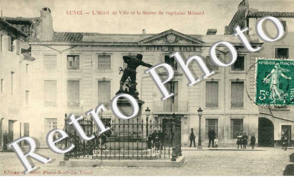 Hotel de ville et statue du capitaine Menard