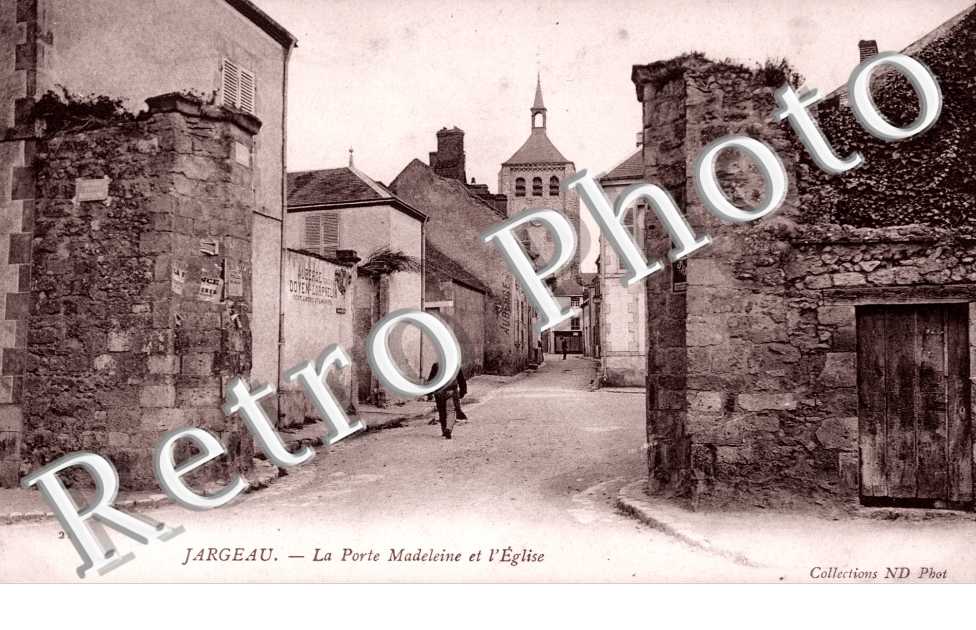 porte Madeleine et l'eglise