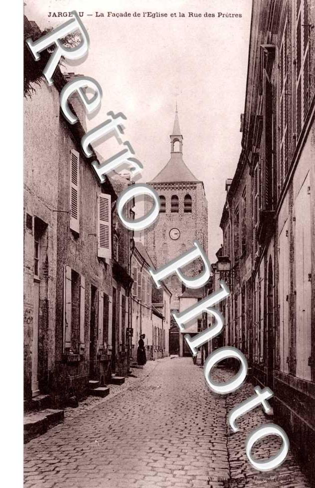 la facade de l'eglise et la rue des Pretres